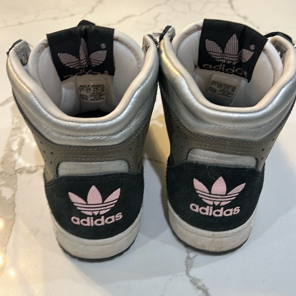 Adidas tennis shoes-used good condition, size 6 ladies